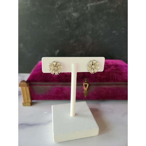 Vintage Weisner Floral Screwback Earrings - Picture 1 of 10